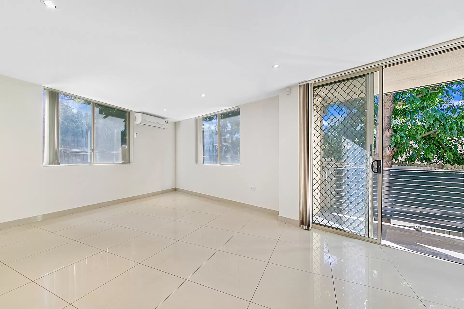 10/17 Graham Crescent, Baulkham Hills Leased by Murdoch Lee Estate Agents - image 2